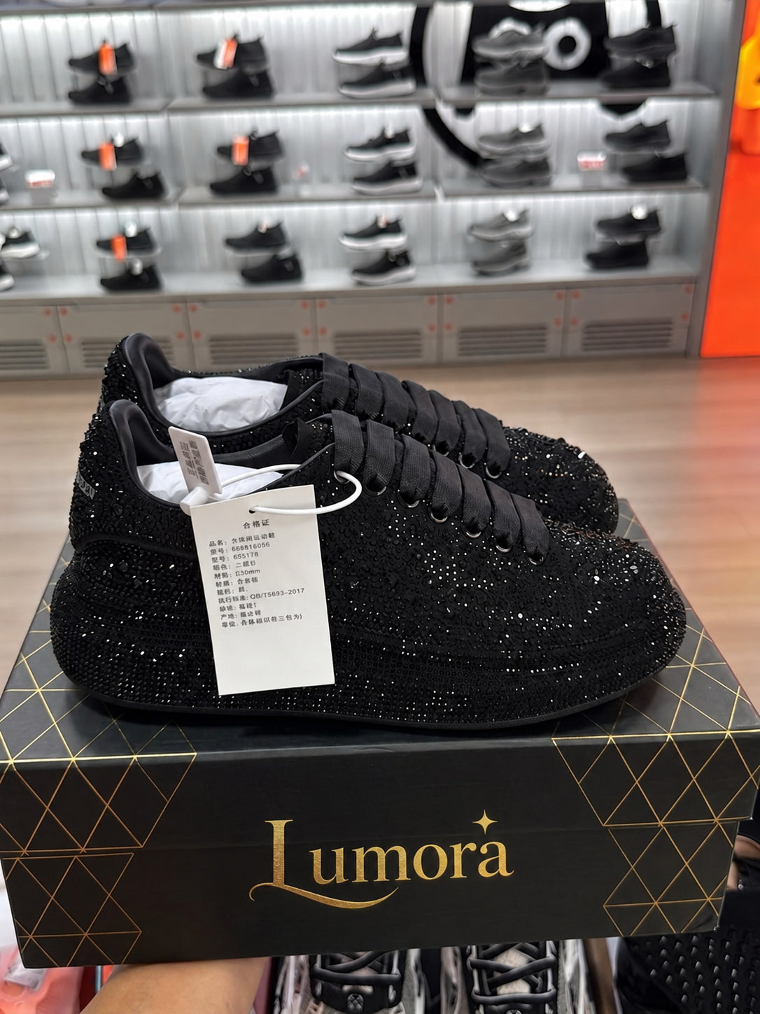 Alexander McQueen brillosos - Exclusividad y Elegancia
