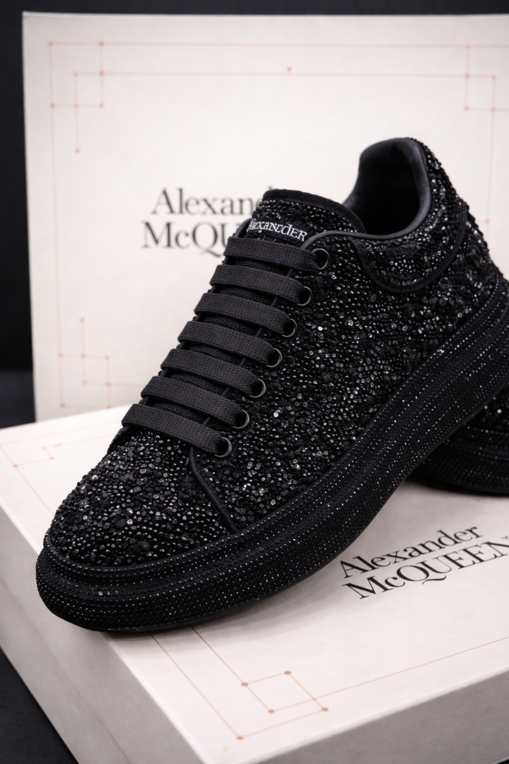 Alexander McQueen brillosos - Exclusividad y Elegancia
